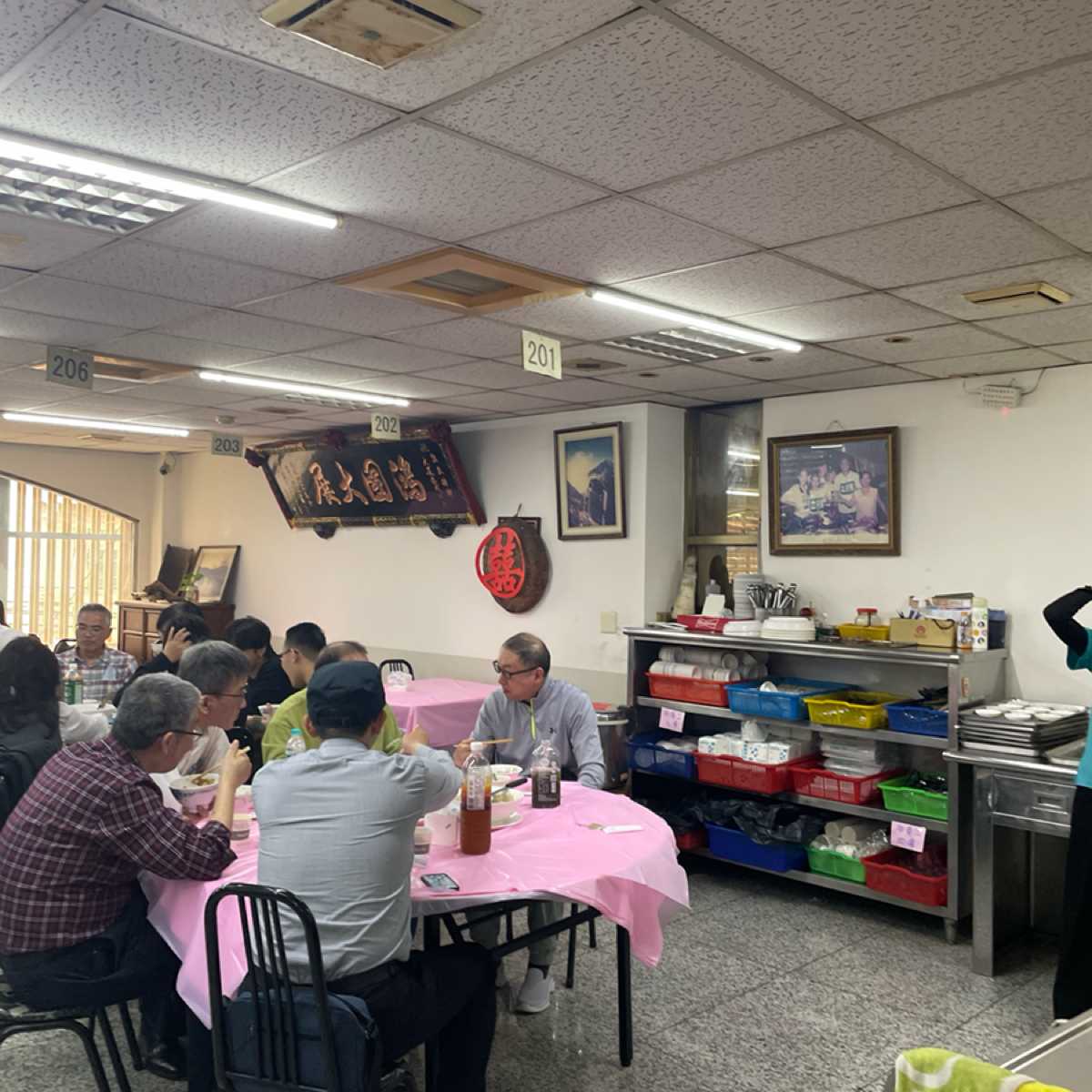 Vibe image of 熊家萬巒豬腳: 已經13:00了，還是人潮眾多，
跟春節或許也有一些關係。 shot by 一刻又一嗑