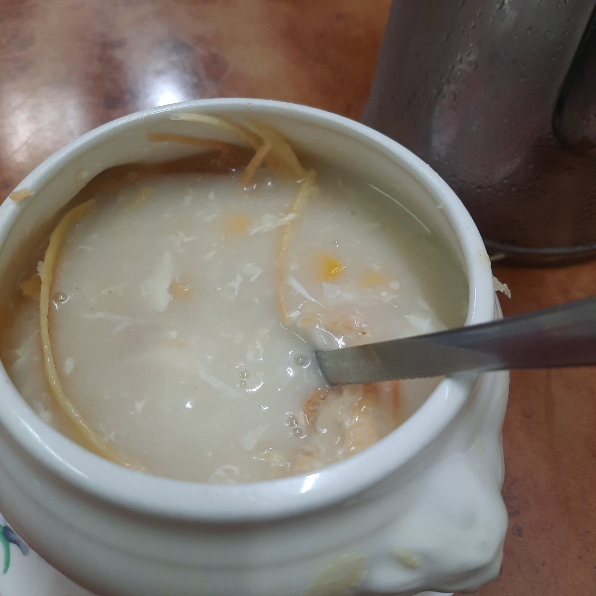Meal image of 亞迪平價牛排: 這是將酥皮整個放到湯裡的結果，有些濃稠但也不失風味。
湯本身其實已經足夠濃稠了，濃濃的奶香味配上酥皮 shot by emo小孩