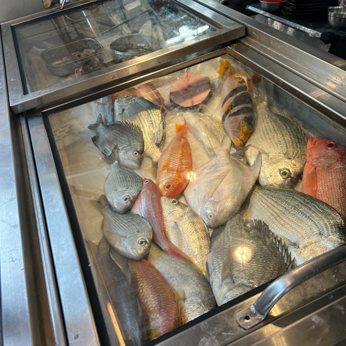 水仙宮三兄弟魚湯 の雰囲気の写真：鮮魚 by動吃動吃動吃 