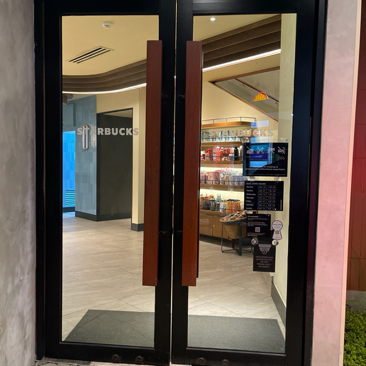 Vibe image of Starbucks  Starbucks Shell Pusok Cebu:  shot by 雜學生-吃點什麼