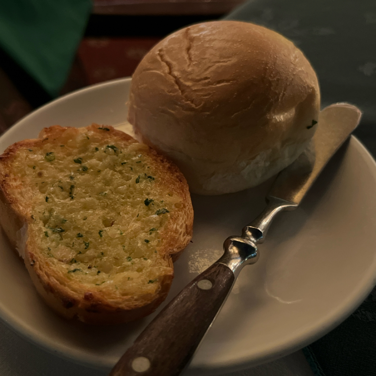 Meal image of 亞里士餐廳: 附的餐包，有別於新式餐廳都提供歐包，是走傳統台式路線。不知不覺的就吃光了 shot by 阿官