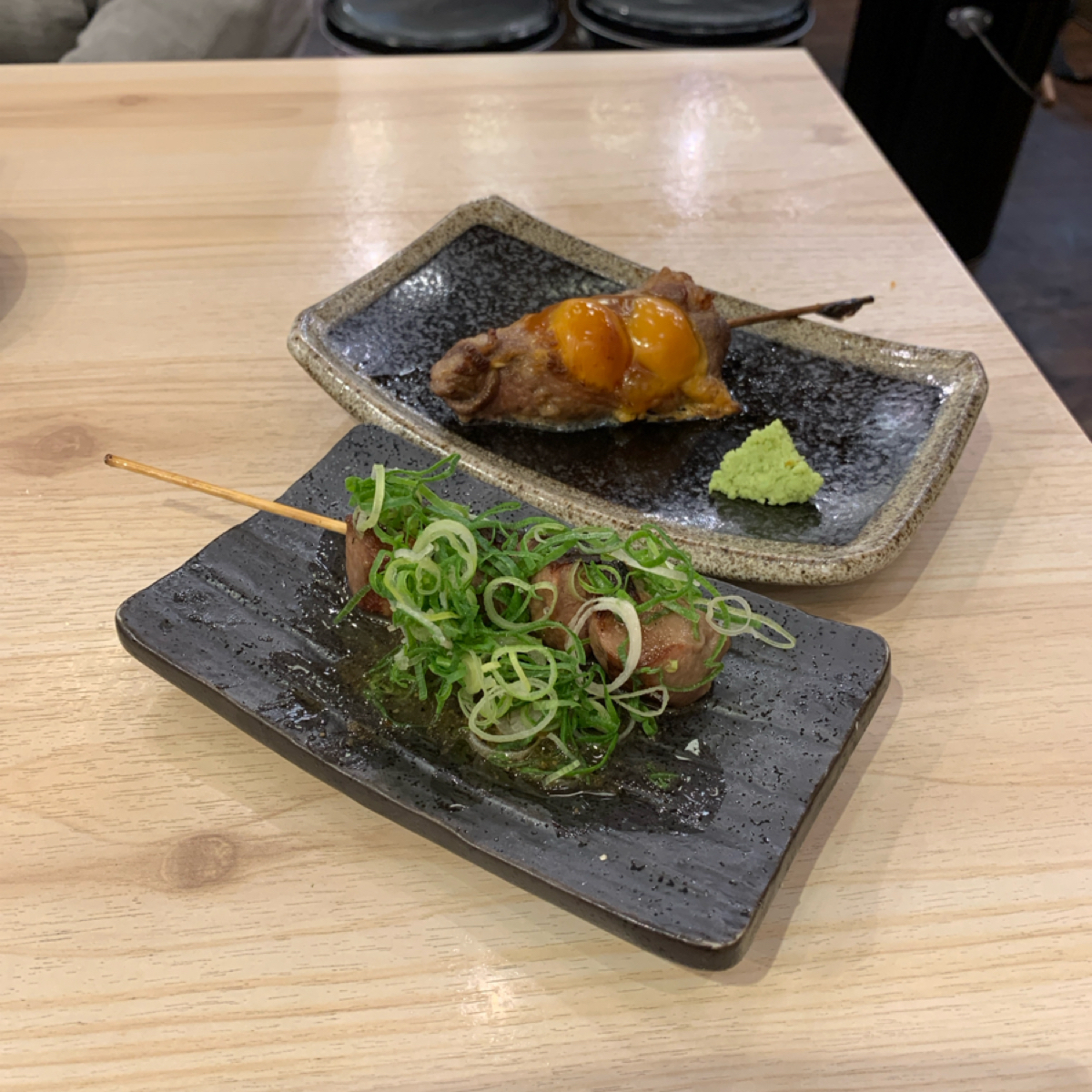 肉ト魚 大衆酒場 ひとめぼれ  梅田本店 のレストランの写真：タン串、ランタン byshoko 