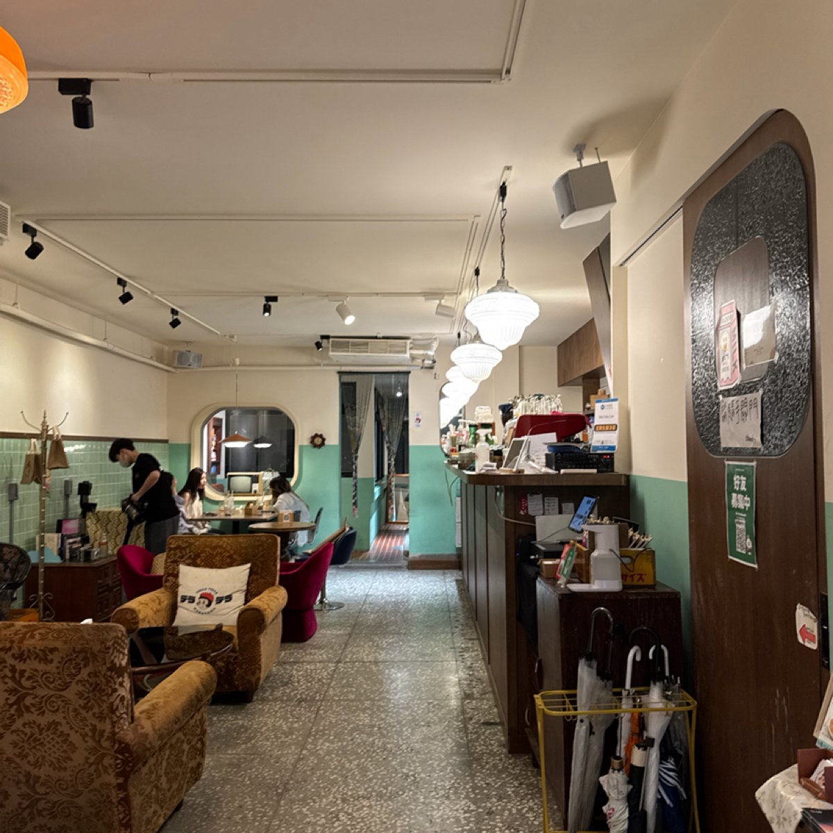 Vibe image of Tella Tella Cafe: 空間看起來是老屋改造，磨石子地板風味十足 shot by Jacker