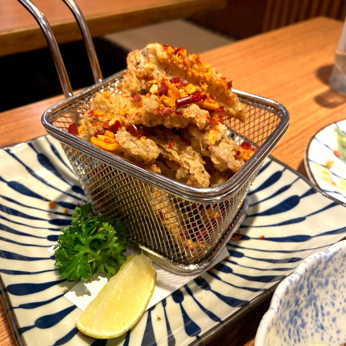 Meal image of 笑居樂食居酒屋小料理: 啾啾銷魂雞軟骨 $169
今晚點下來覺得最普通的一道，雞軟骨本身炸得酥脆，但有點偏乾，再灑上同樣是乾 shot by 每個人都在找他的貓