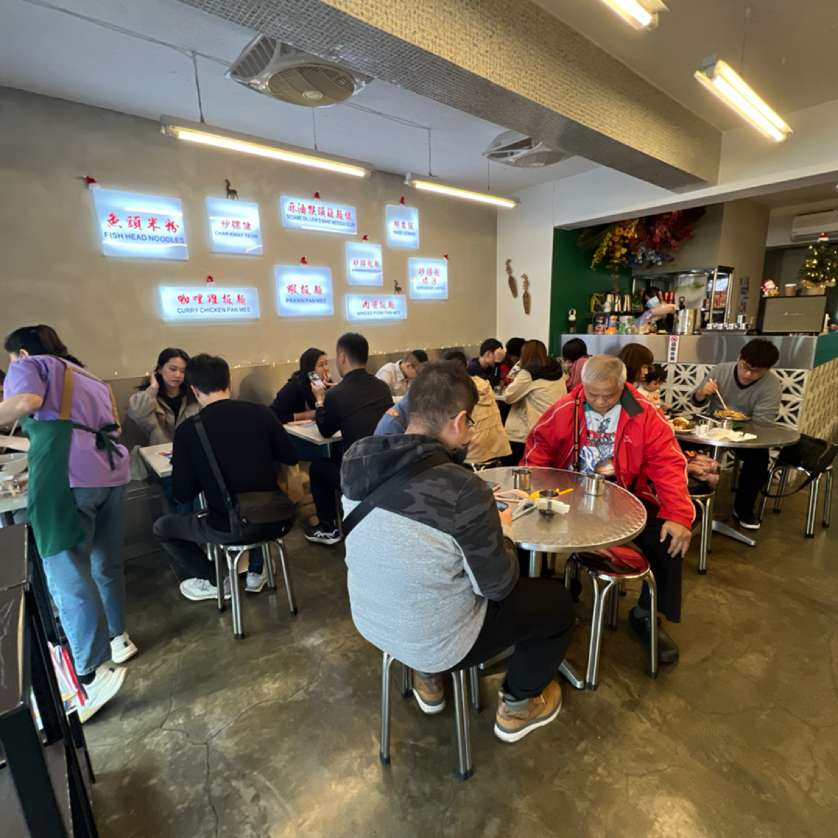 Vibe image of 面對面: 店裡 shot by 動吃動吃動吃