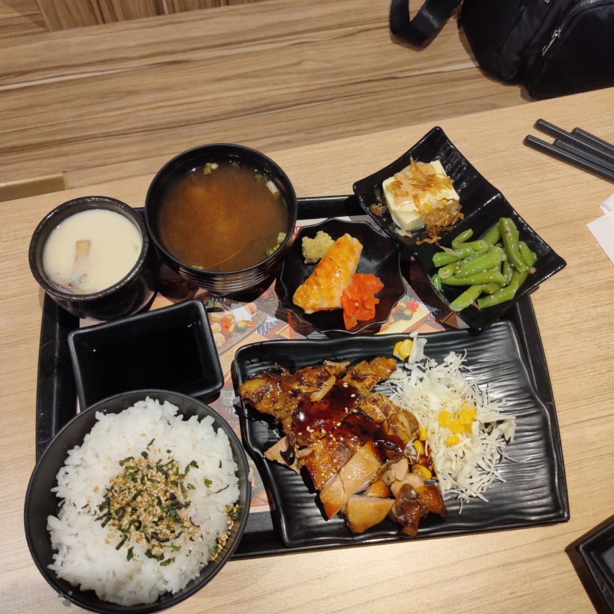 美術系壽司 台北民權店 のレストランの写真：🐾 照燒雞腿定食（單點$159元） by臉書搜尋花貴賓皮蛋 