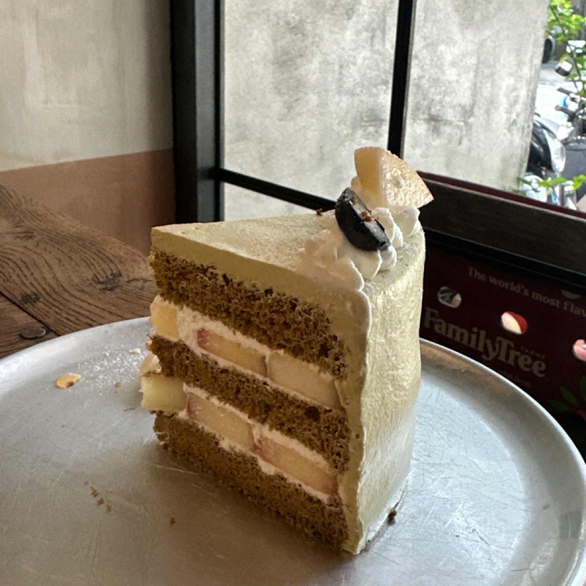Meal image of 貝克宅 忠孝店: 𖥕 茉莉蜜桃戚風

非常好吃的蛋糕！海綿蛋糕的部分有淡淡的茉莉花茶香，而且中間夾著的水蜜桃相當香甜 shot by 阿波卡