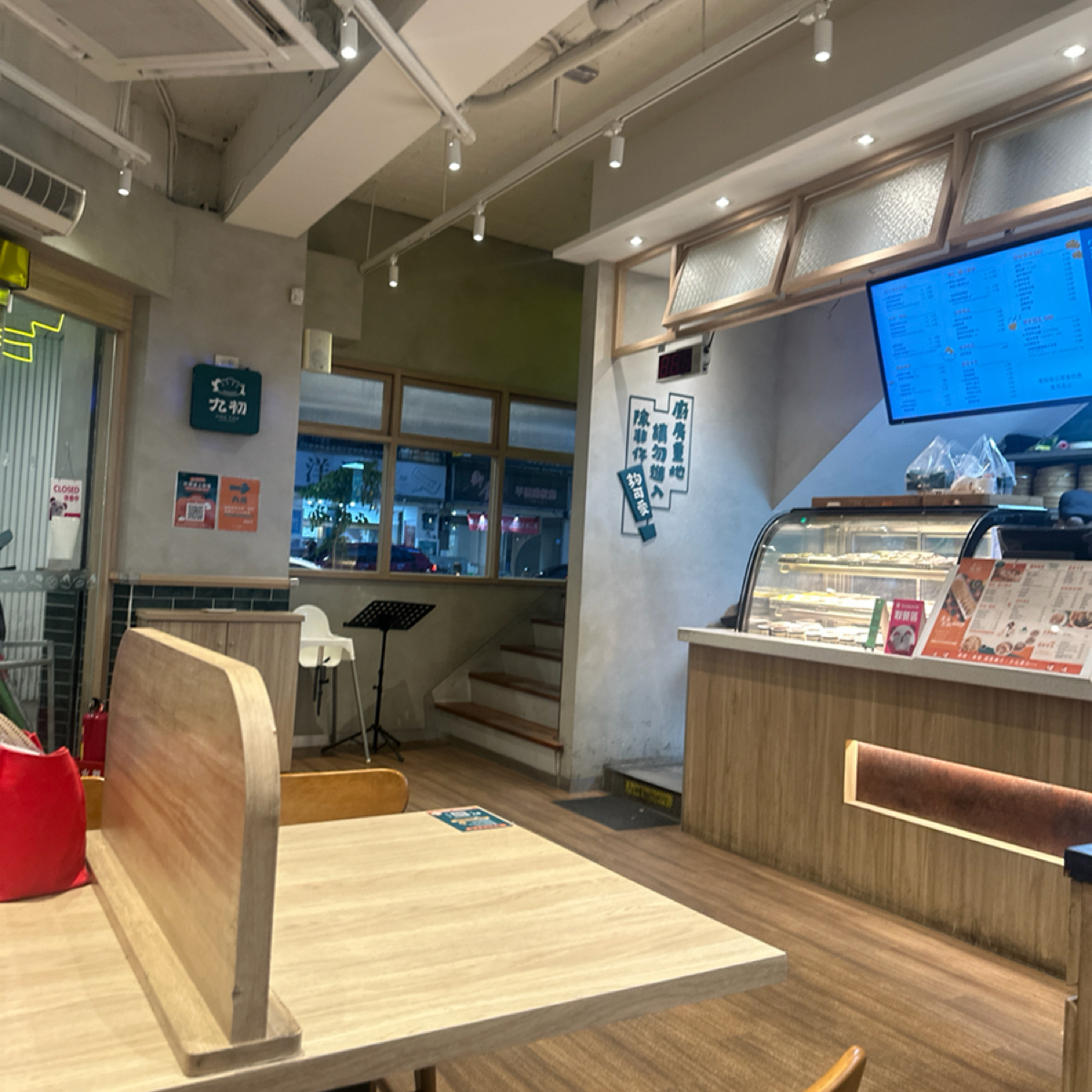 九初 流心脆皮煎餃 台中美村店 の雰囲気の写真：店內 byCoocolab 