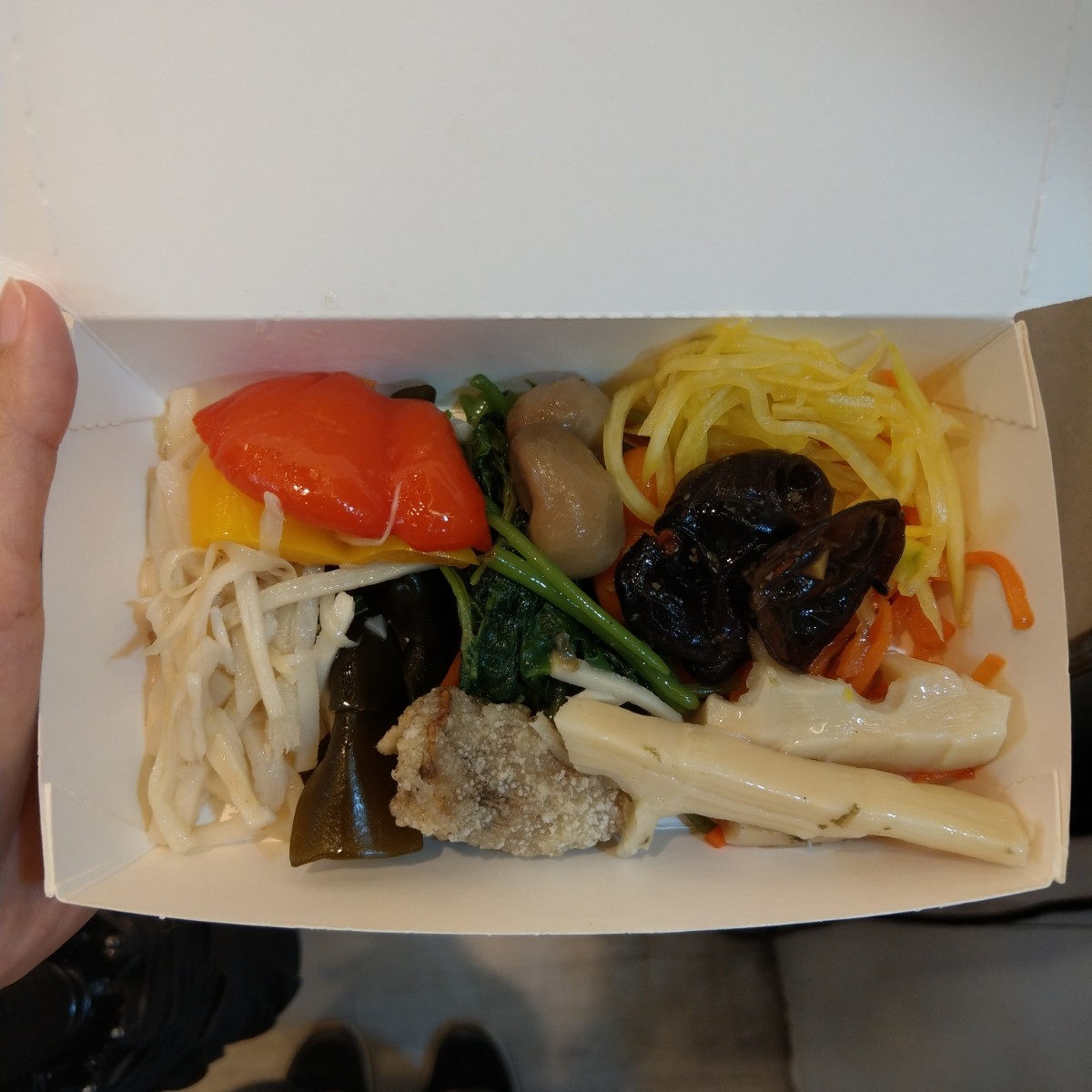 綠時代 健康素食 新店店 のレストランの写真：這是小的外帶盒，今天夾比較少 價格是 $66 byIN老師 