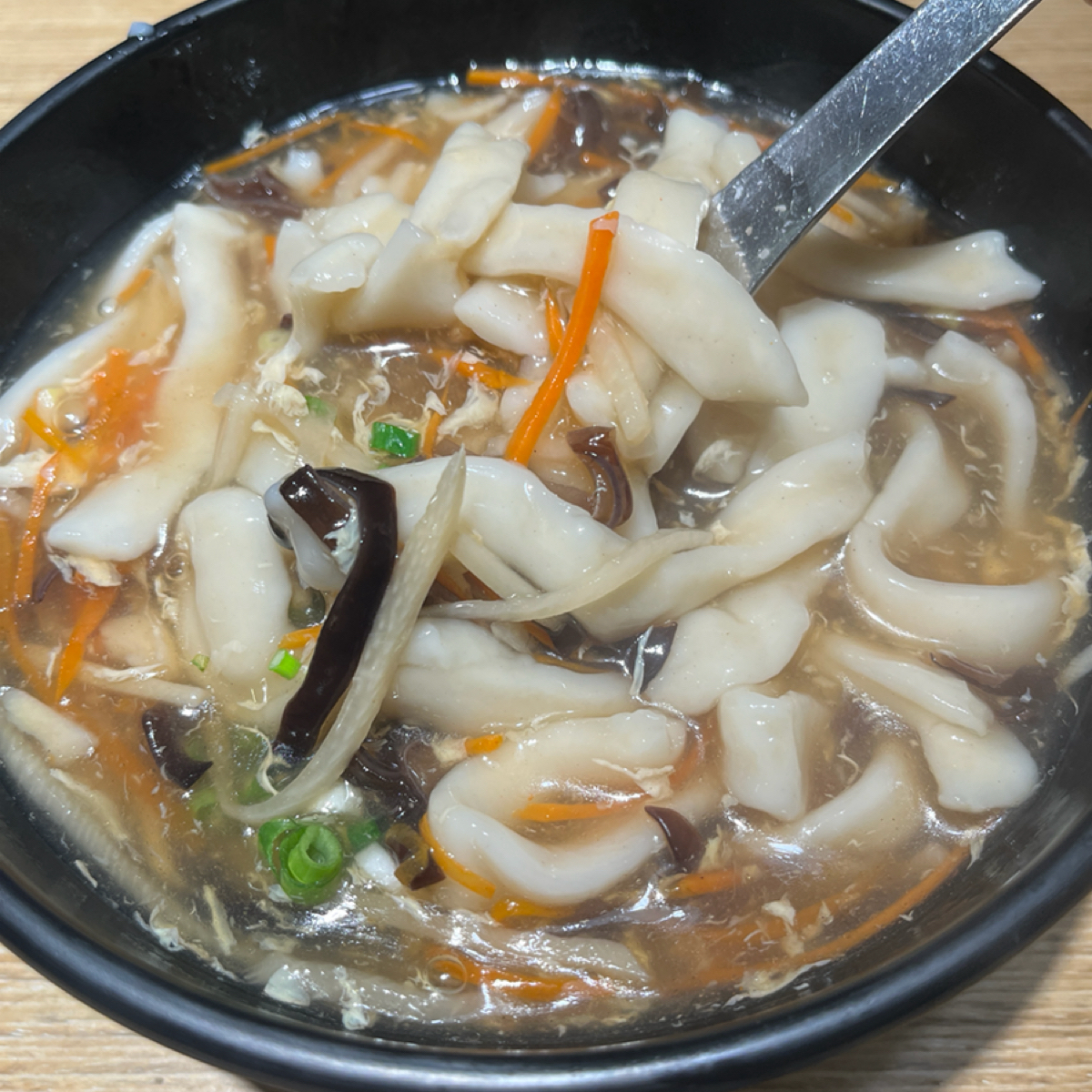 Meal image of 朱記餡餅粥店 大葉高島屋店: 刀削酸辣麵，新臺幣$100元，酸辣湯酸辣夠味，麵條有點厚有點嚼勁，不會粉粉糊糊的，一起吃很好吃 shot by 打工仔