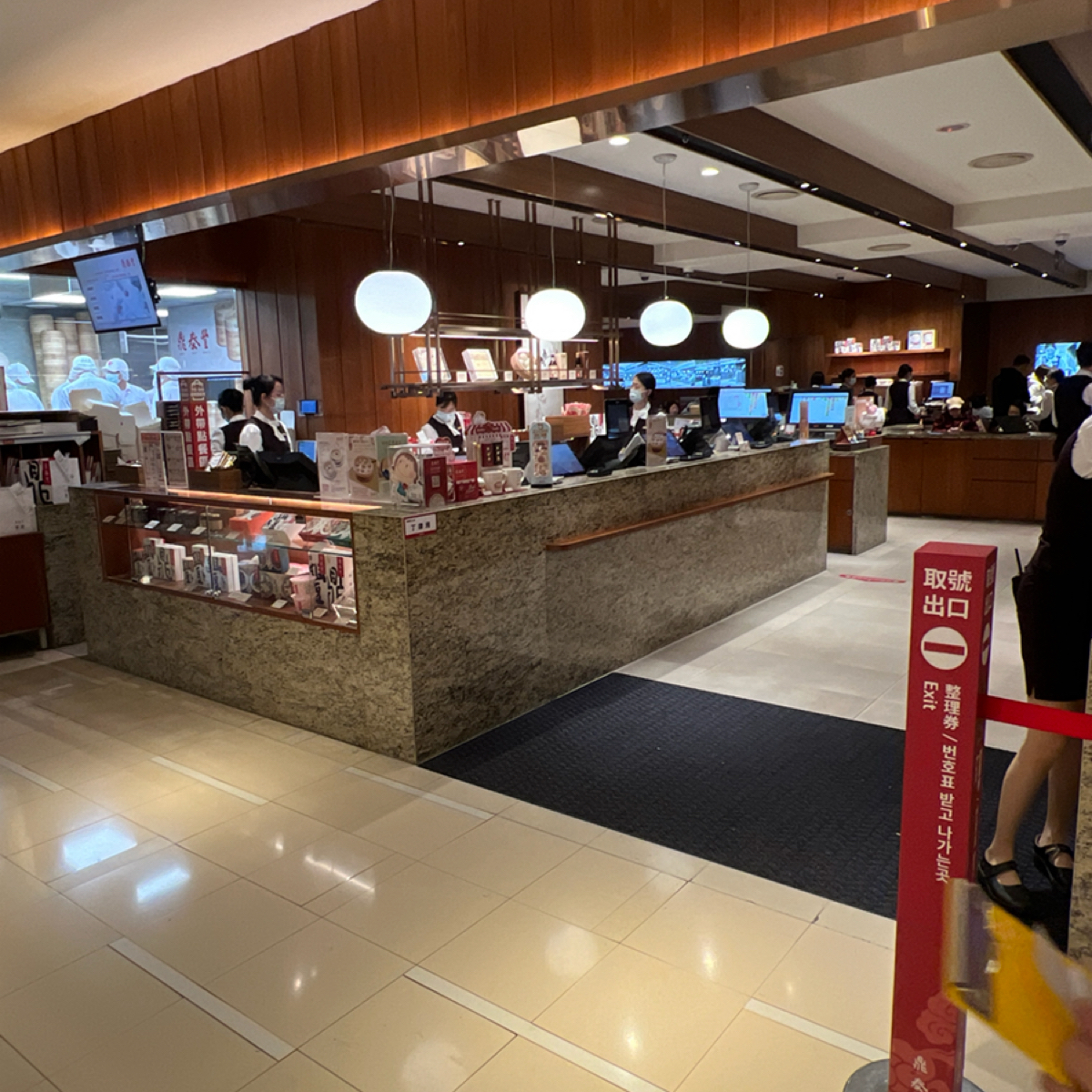 Vibe image of 鼎泰豐  新光A4店: 入口 shot by 動吃動吃動吃