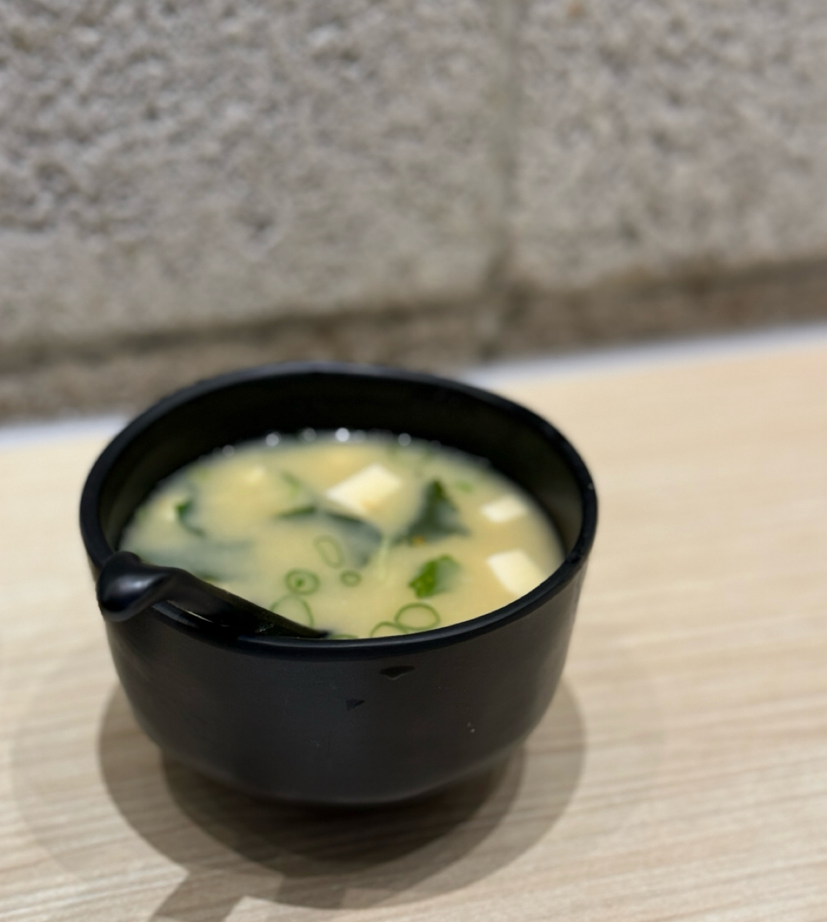 Meal image of 北魂 丼和食處: 味噌湯是白味噌粉下去煮，海帶跟豆腐給的量還蠻多的 shot by 阿波卡