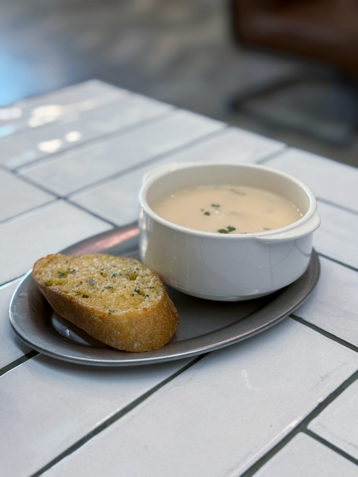 夢鹿咖啡 Cafe Moose 三重店 のレストランの写真：麵包+ 主廚濃湯 $90

這是主餐加價成套餐的選擇之一，除了麵包+主廚濃湯的A套餐之外，也可以選擇 by阿波卡 
