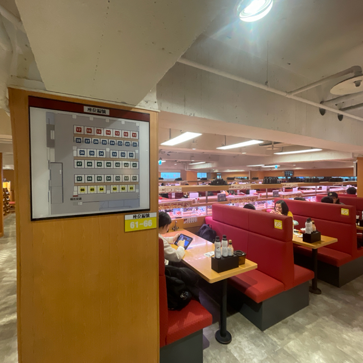 スシロー壽司郎 台北館前路店 の雰囲気の写真：位於2樓 座位數蠻多的 by乃子過日子 