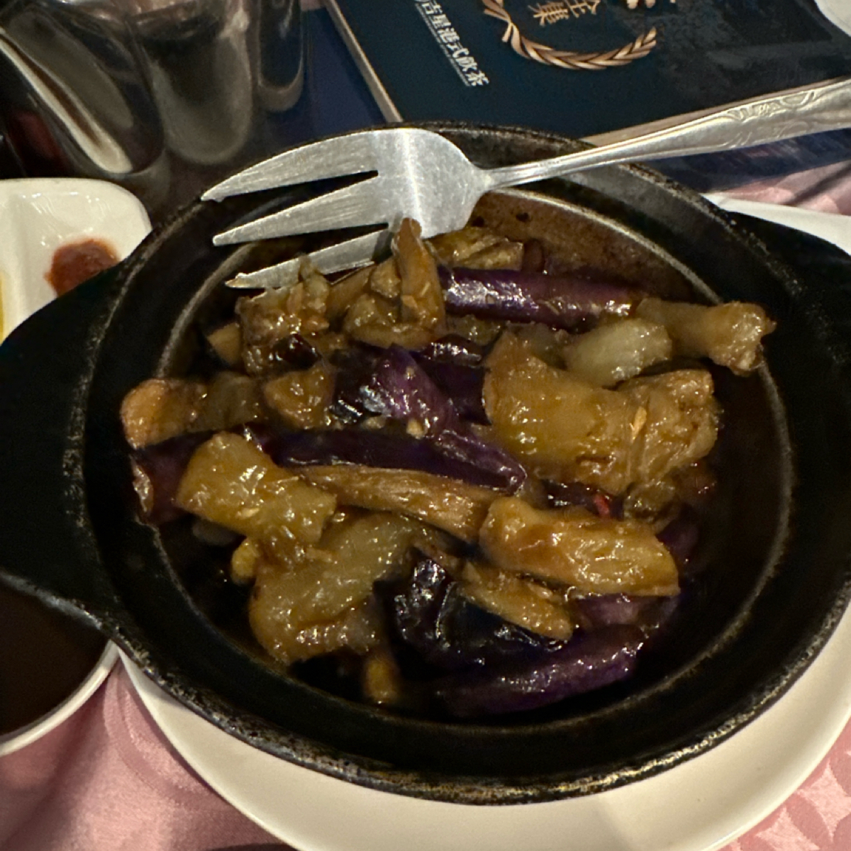 吉星港式飲茶 的餐點圖片：XO醬茄子蹄筋煲 由銘 拍攝