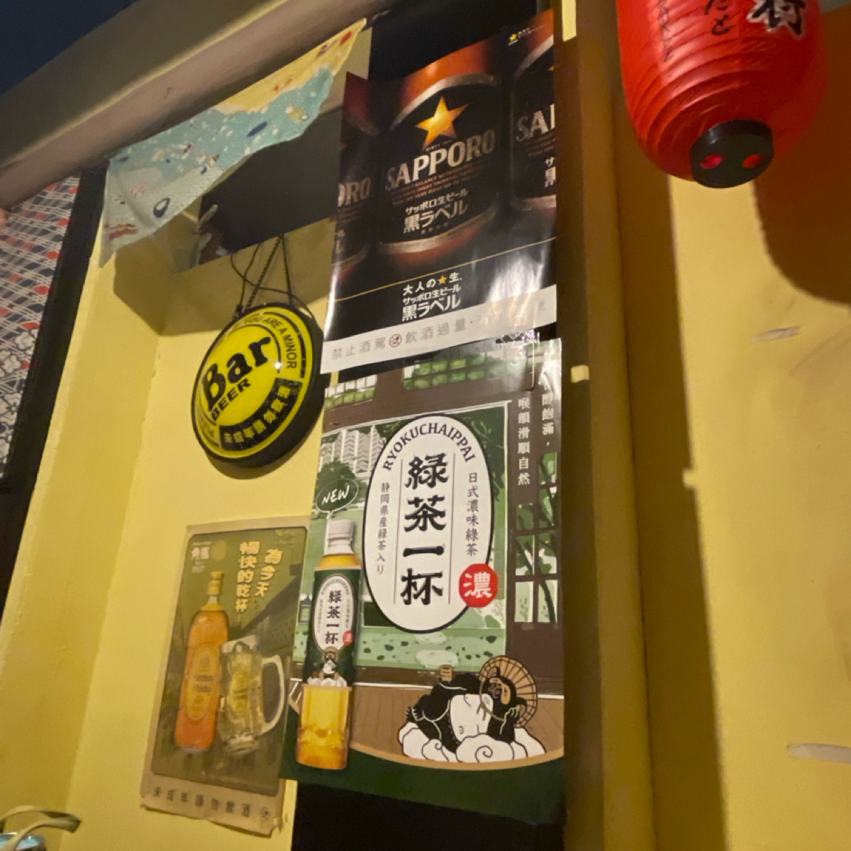 Vibe image of 九日味噌燒肉丼專門店: 店裡的裝潢
滿滿的酒類廣告、居酒屋紅燈籠及裝飾 shot by 一刻又一嗑
