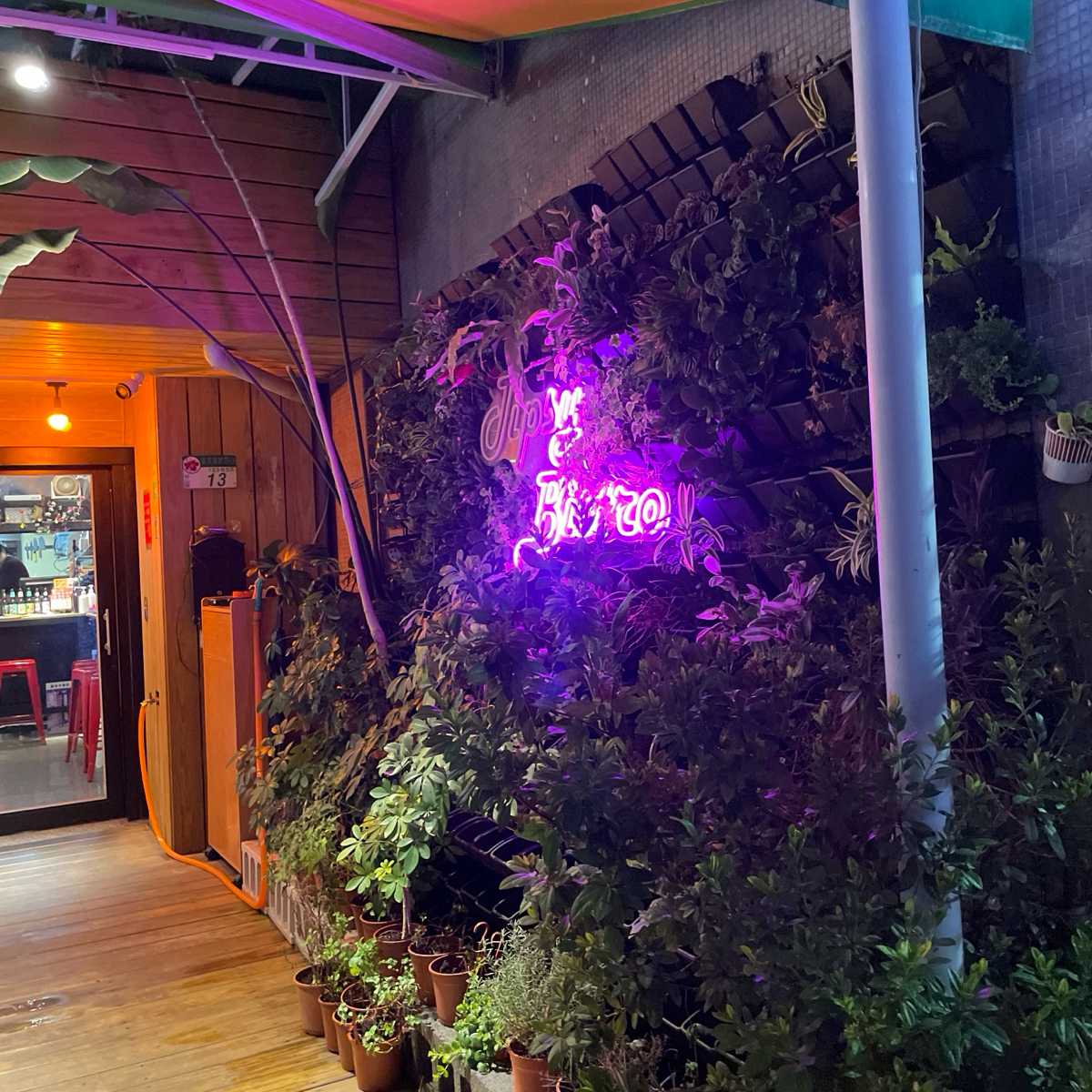社畜微醺餐酒館 小巨蛋店 の雰囲気の写真： byDixon 