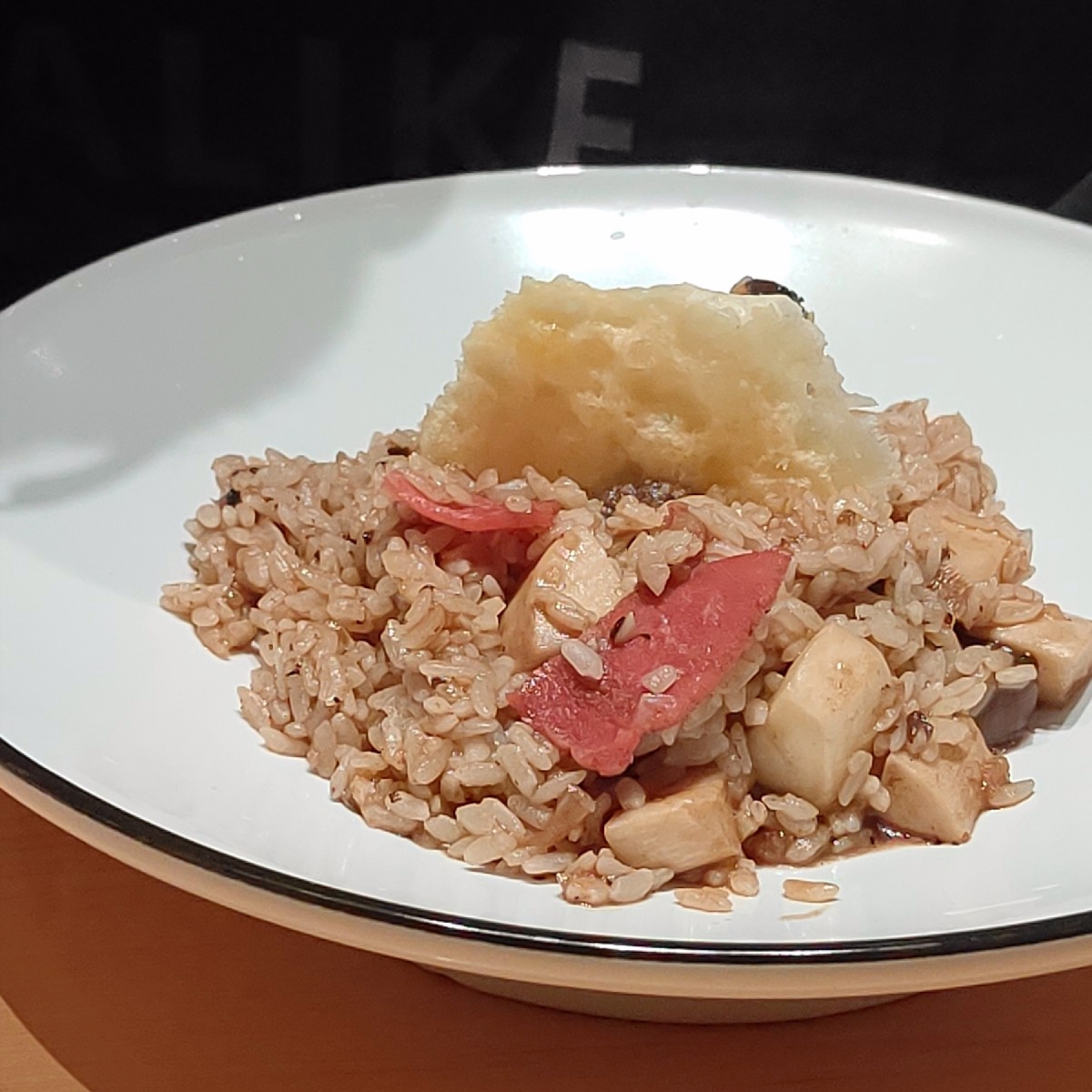 義式屋古拉爵 南港中信店 的餐點圖片：黑金蒜野菇起司燉飯 由雷姆踩點筆記 拍攝