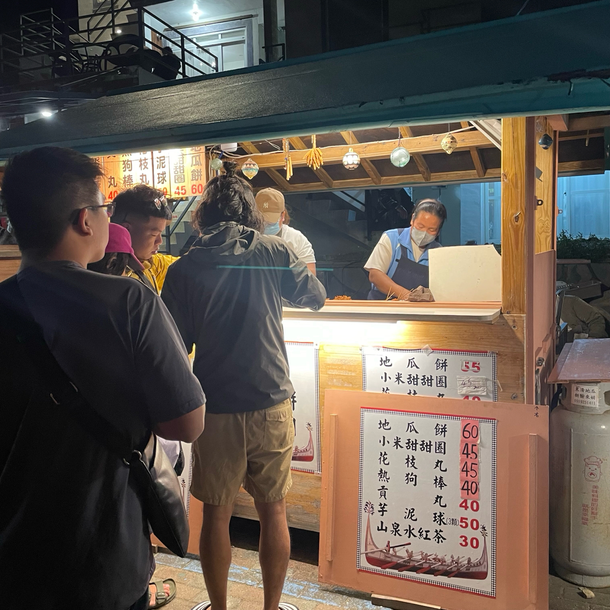 Vibe image of 東清地瓜餅&#x2F;小米甜甜圈:  shot by 乃子過日子