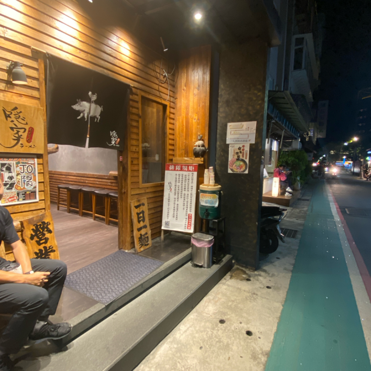 Vibe image of 隱家拉麵 士林店: 門口 shot by 美食肥之豬