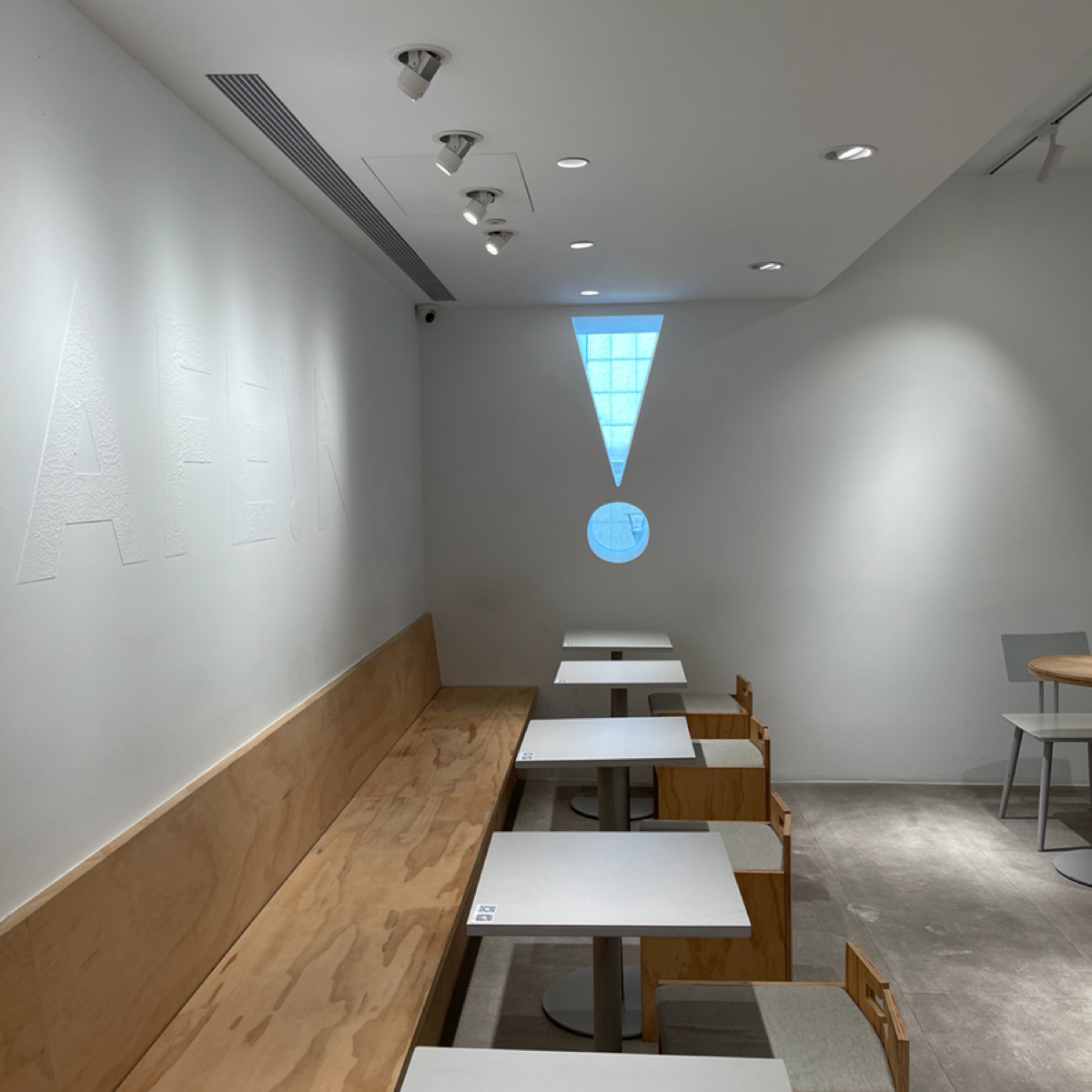 CAFE!N 硬咖啡 中和景安店 的外觀氛圍圖片：座位區 由Sunny 拍攝