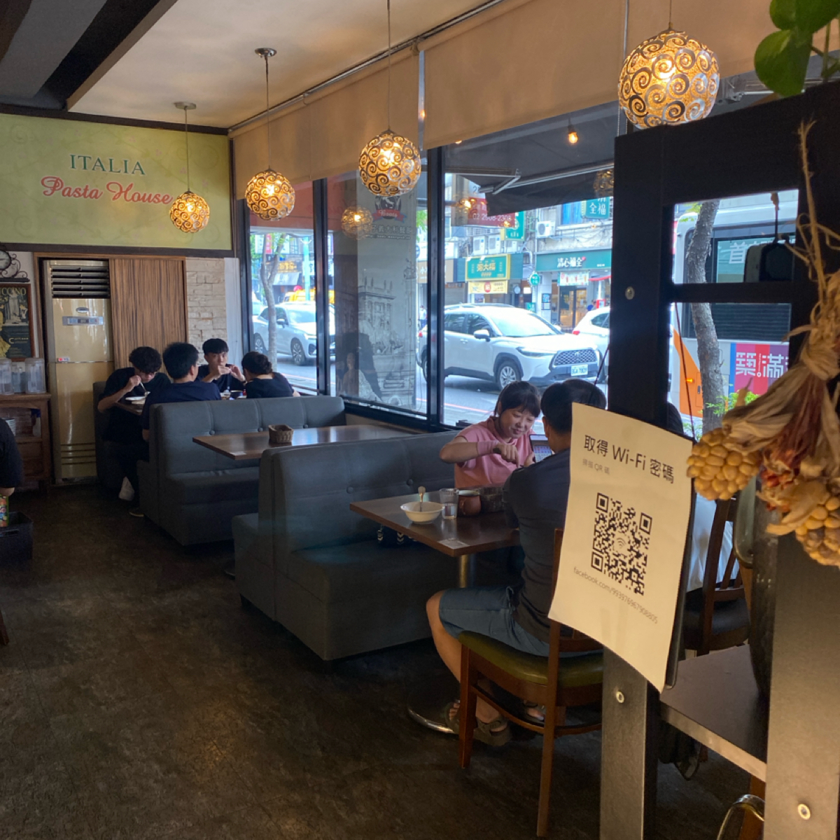 靴子義大利餐館 輔大店 の雰囲気の写真：內部用餐環境 byStar 
