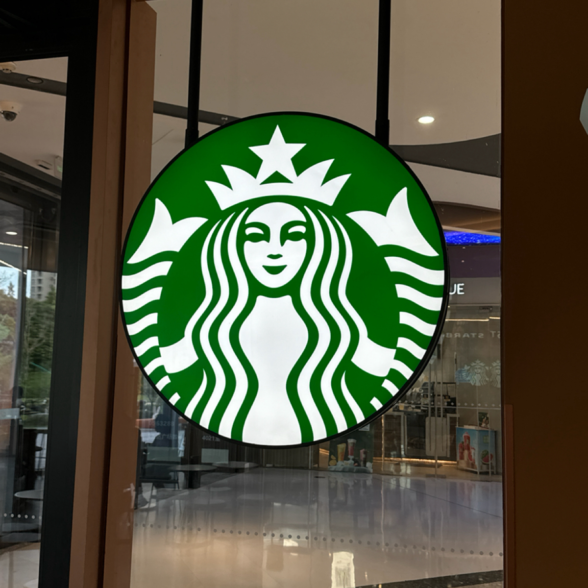 Vibe image of 星巴克 Starbucks  臨港萬達店:  shot by 不能被老婆發現