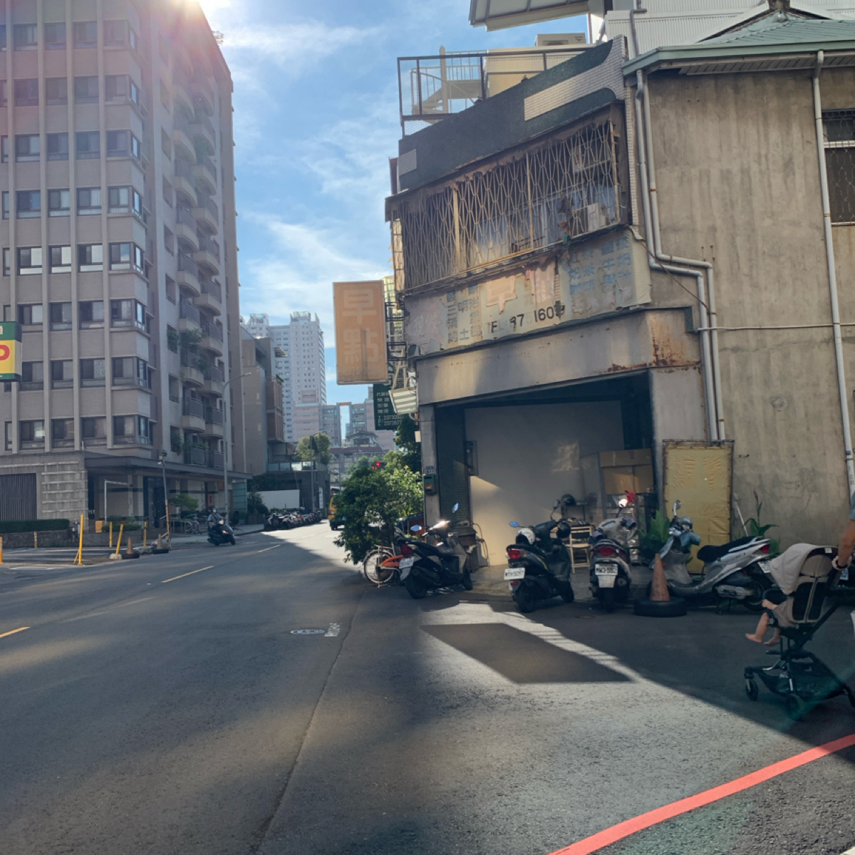 Vibe image of 早餐店: 轉角過去就是
很明顯 shot by 嚶嚶美代子