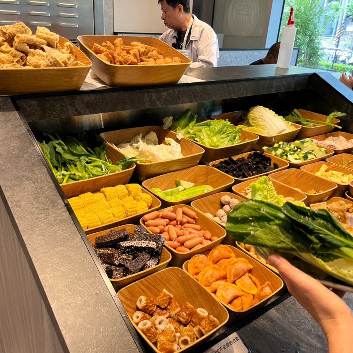 Meal image of 築間幸福鍋物 北投立功店: 自助的火鍋料和菜 shot by 我要被當了