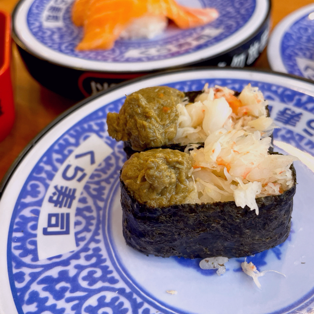 くら寿司 藏壽司 高雄SKM Park店 的餐點圖片：➰雙蟹軍艦🦀兩盤價格
顧名思義就是蟹膏➕蟹肉
滿滿濃郁的蟹味很看人喜不喜歡
本來就是螃蟹控的我個人 由Shiny 拍攝