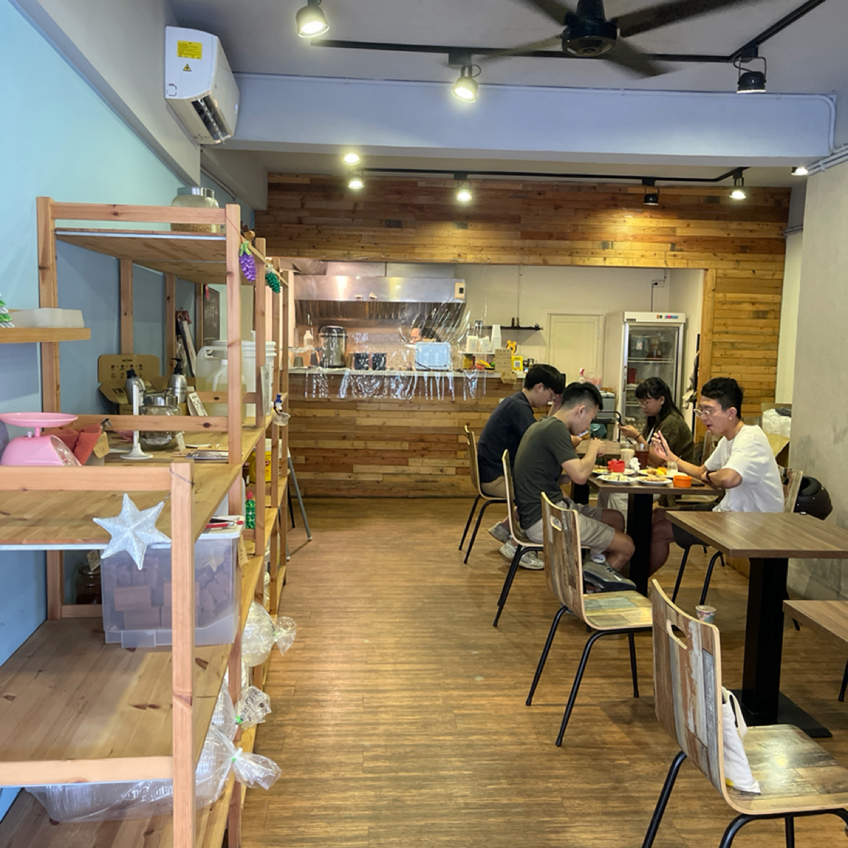 養成零早午餐-古早味粉漿蛋餅 の雰囲気の写真：店內一角 bySunny 
