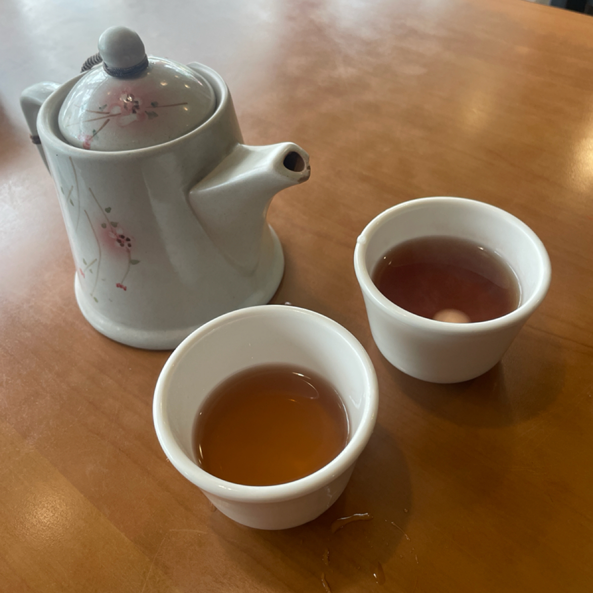 Vibe image of 全民素食: 有免費熱茶，喝起來很舒服喔！ shot by 路邊小胖子