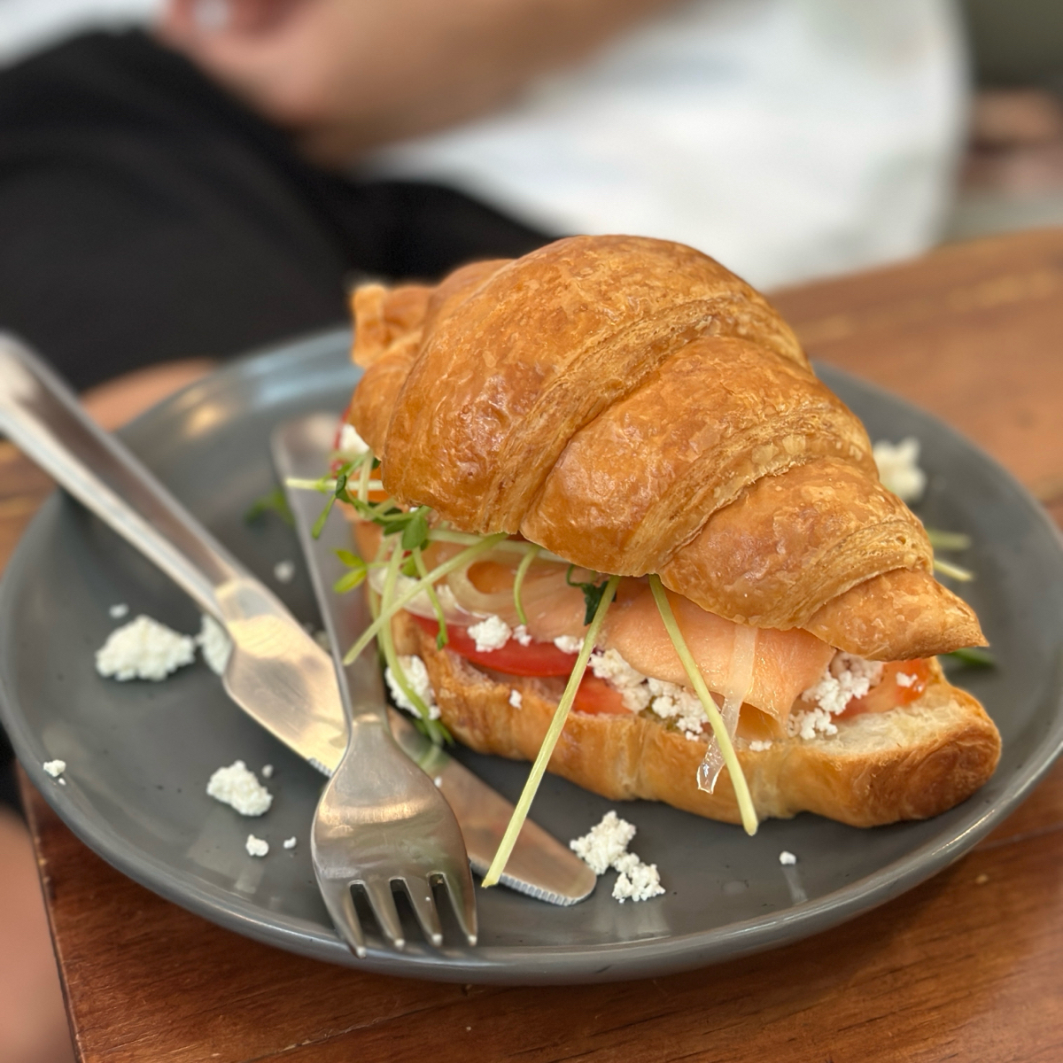 Meal image of 爬梯咖啡 Parti Cafe &amp; etc.: 燻鮭魚 小食可頌 $180

份量相當輕盈，適合給小胃口的人享用，四周灑落的起司不酸也不鹹，但吃下口 shot by 阿波卡