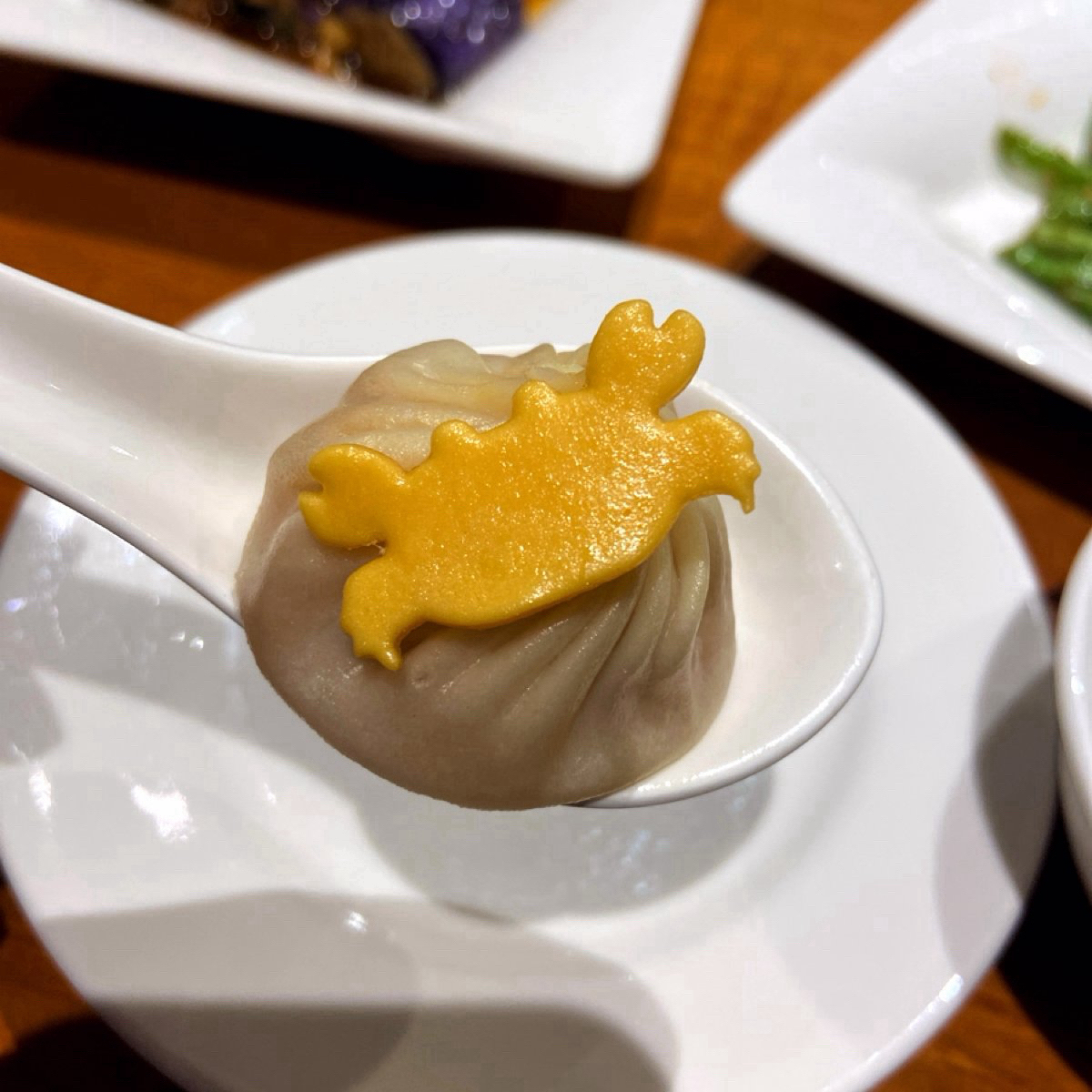 Meal image of 鼎泰豐 101店: 還以為可愛的螃蟹是起司片，結果是超硬的麵皮😂不要傻傻的跟我一樣吃下去。 shot by 每個人都在找他的貓