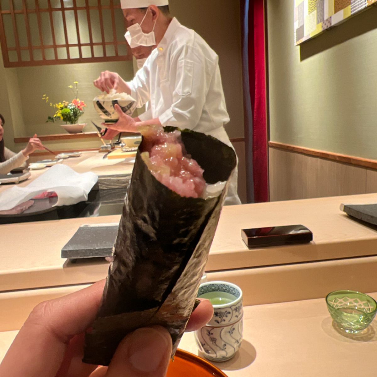 明壽司 的餐點圖片：鮪魚手卷 由動吃動吃動吃 拍攝