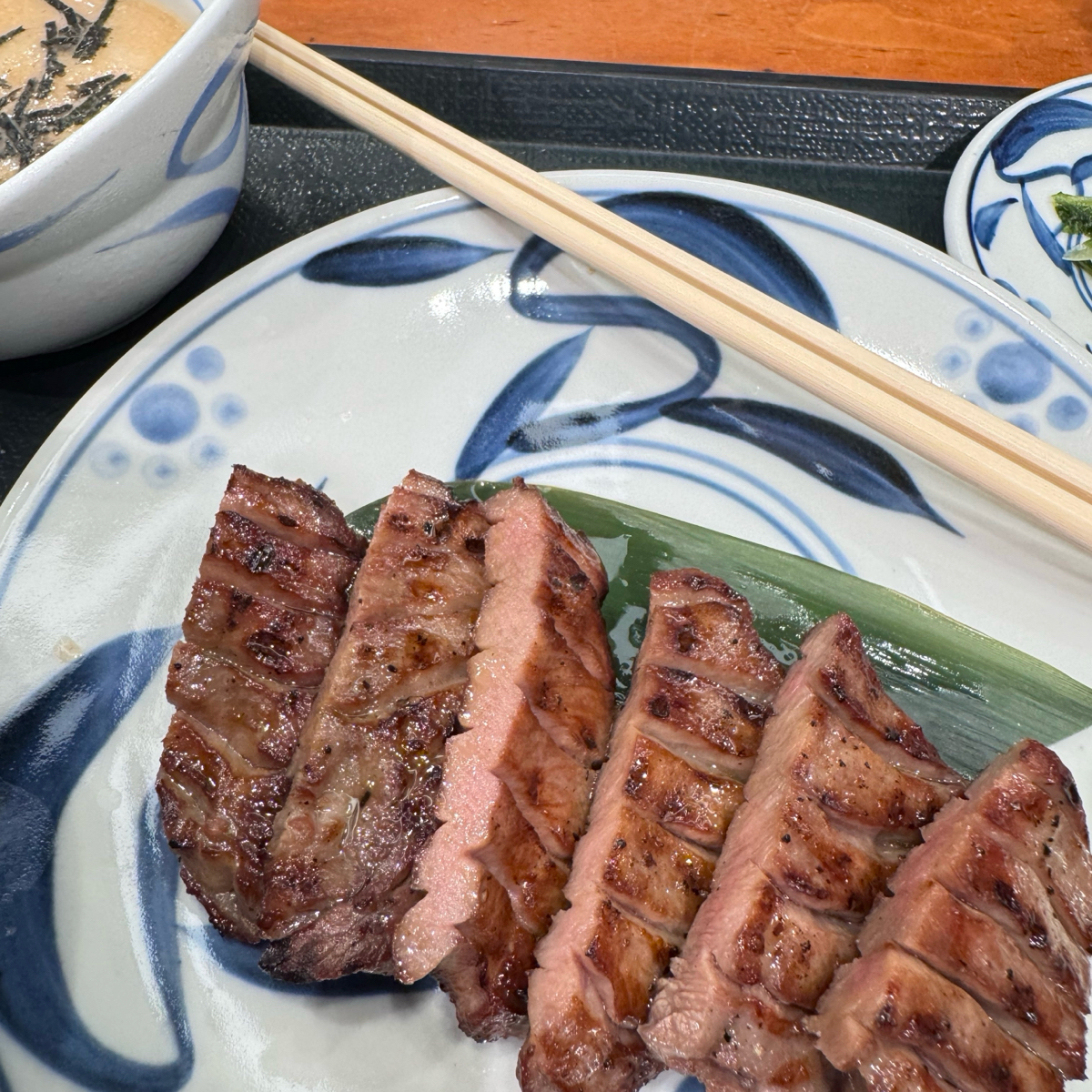 Meal image of ねぎし 神田駅前店: 厚切白たんセット shot by 飲料王