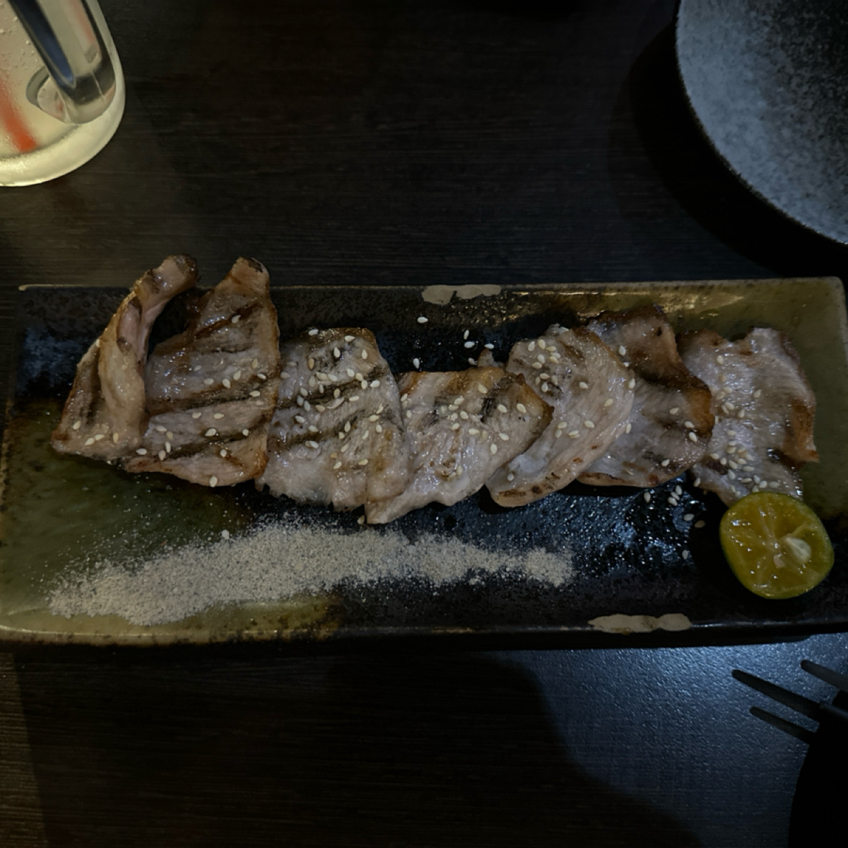 老串角居酒屋-板橋江子翠店 のレストランの写真：鹽烤松阪豬 by銘 