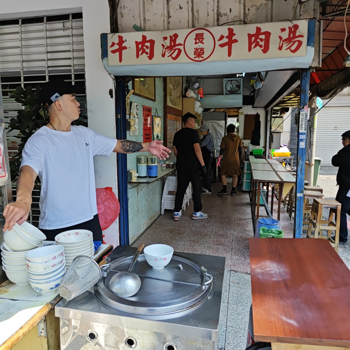 Vibe image of 長榮牛肉湯:  shot by 滷蛋的生活日常