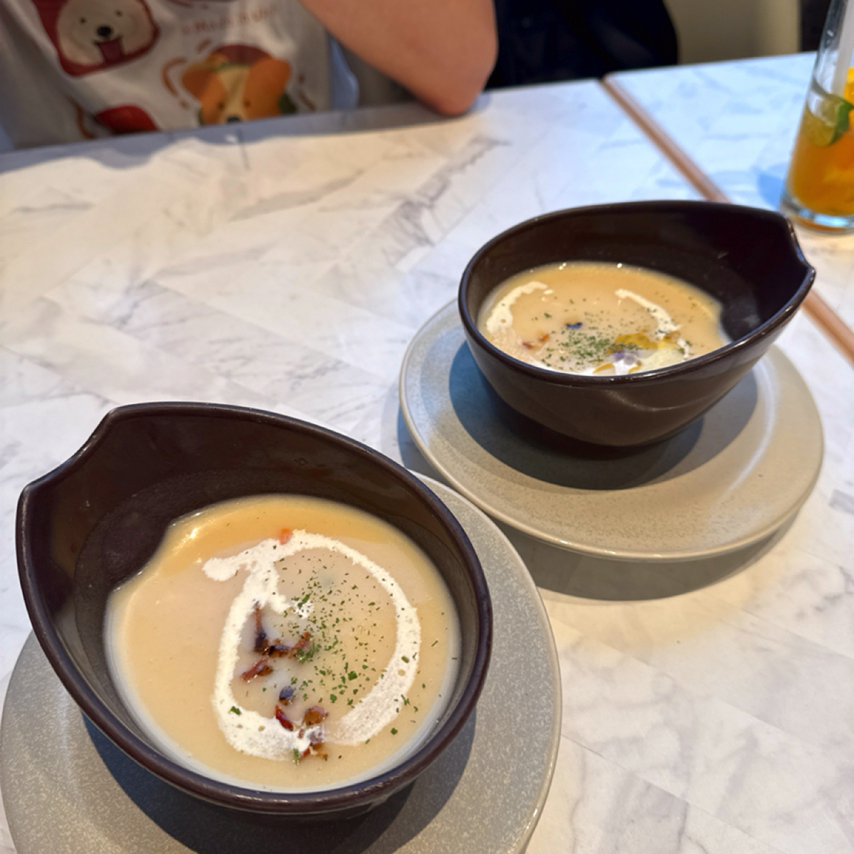 Meal image of 陶板屋 汐止遠雄店: 👀湯品🥰

湯品我們選擇了「雞肉巧達濃湯」，濃郁的奶香配上鮮嫩的雞肉，讓人忍不住一口接一口的喝， shot by 臉書搜尋花貴賓皮蛋