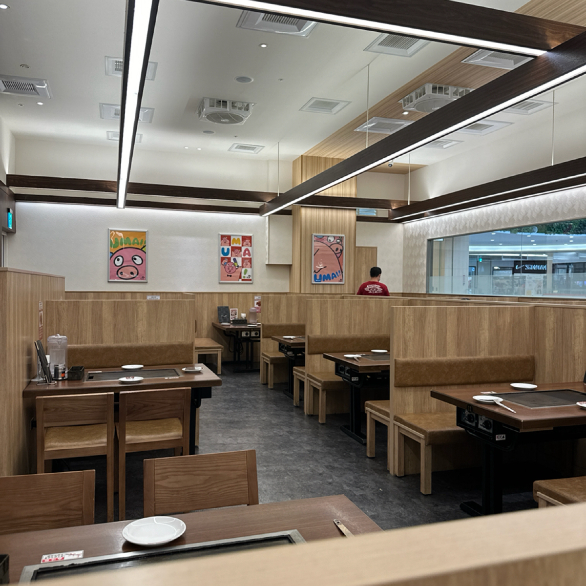 鶴橋風月大阪燒 台南三井店 的外觀氛圍圖片：內用區 由釋晨 拍攝