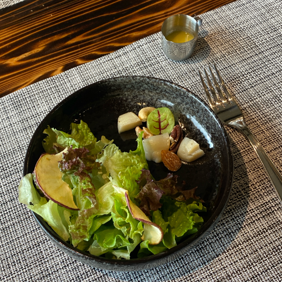 廢墟餐廳 Restaurant feishu のレストランの写真：▪️炙燒干貝·綜合生菜·蘋果油醋 by阿鈴s食 