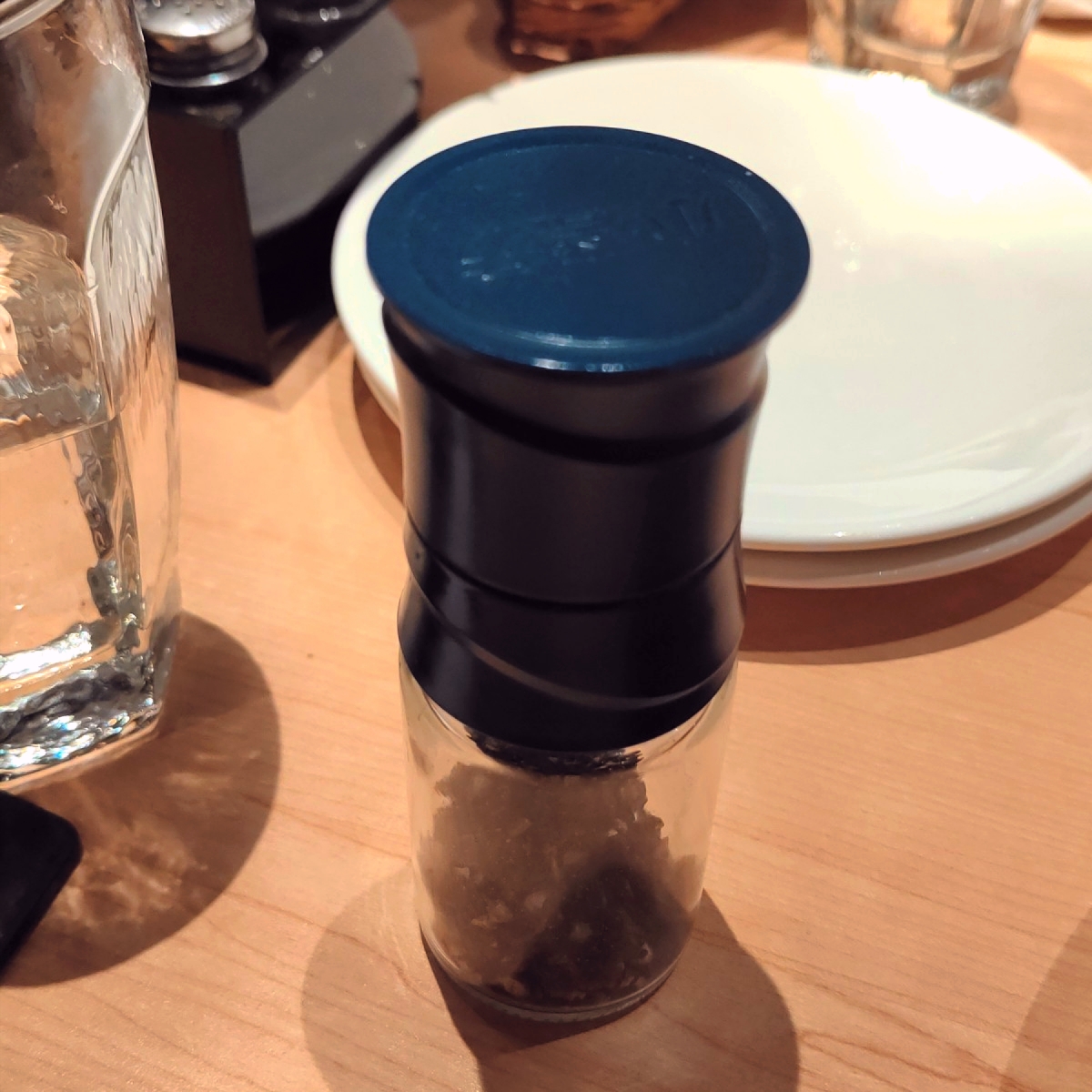 義式屋古拉爵 南港中信店 的餐點圖片：主餐隨上的黑胡椒（小磨坊） 由雷姆踩點筆記 拍攝