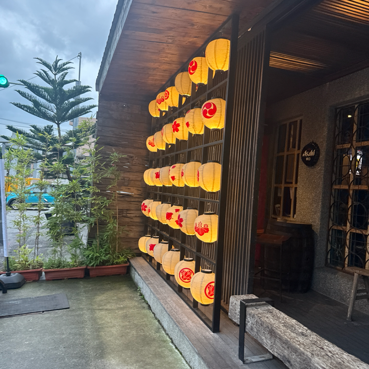Vibe image of 老時光燒肉酒肴: 牆外的燈籠牆 shot by 食、動、健康
