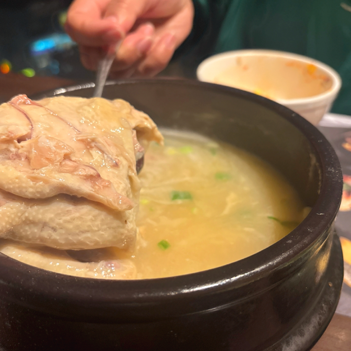 涓豆腐 高雄巨蛋店 のレストランの写真：超巨 一整隻雞（沒有頭） by好吃嗎 
