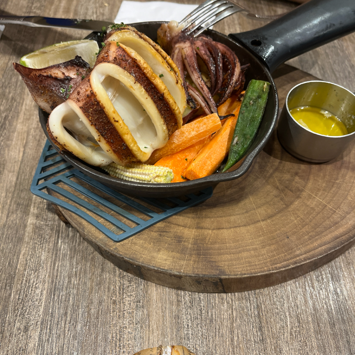 Meal image of Engolili 英格莉莉 誠品南西: 奶油焗烤魷魚，新臺幣$360元，魷魚很大隻比手掌還大，魷魚有厚度很有嚼勁，還蠻好切的，搭配醬一起還不 shot by 打工仔