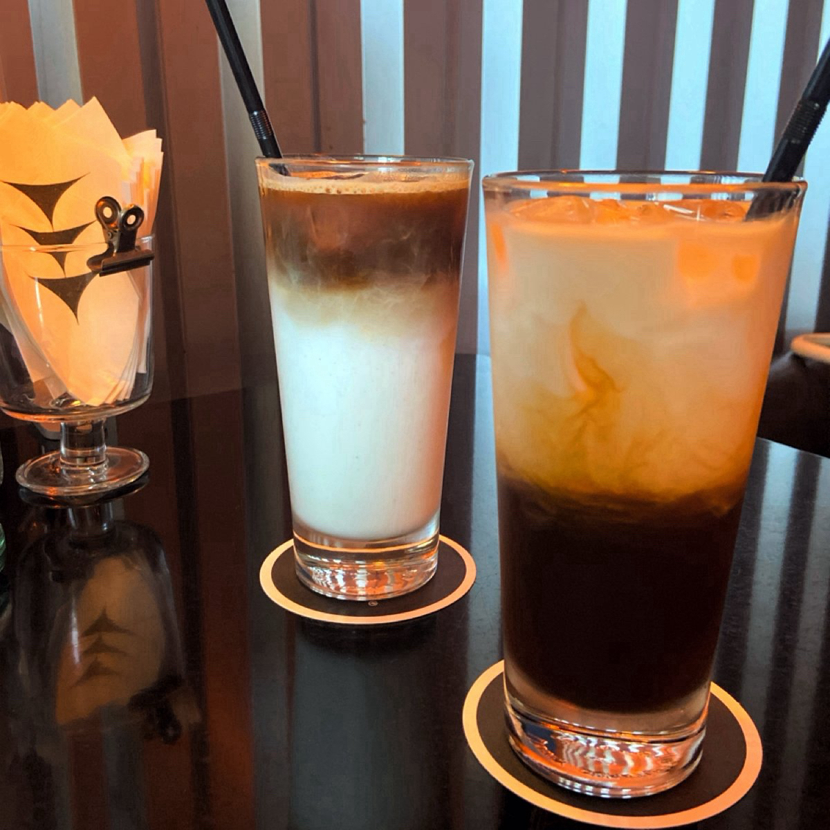 PPM Cafe&amp;Bar のレストランの写真：冰拿鐵和鮮奶茶色調剛好上下相反😆 by每個人都在找他的貓 