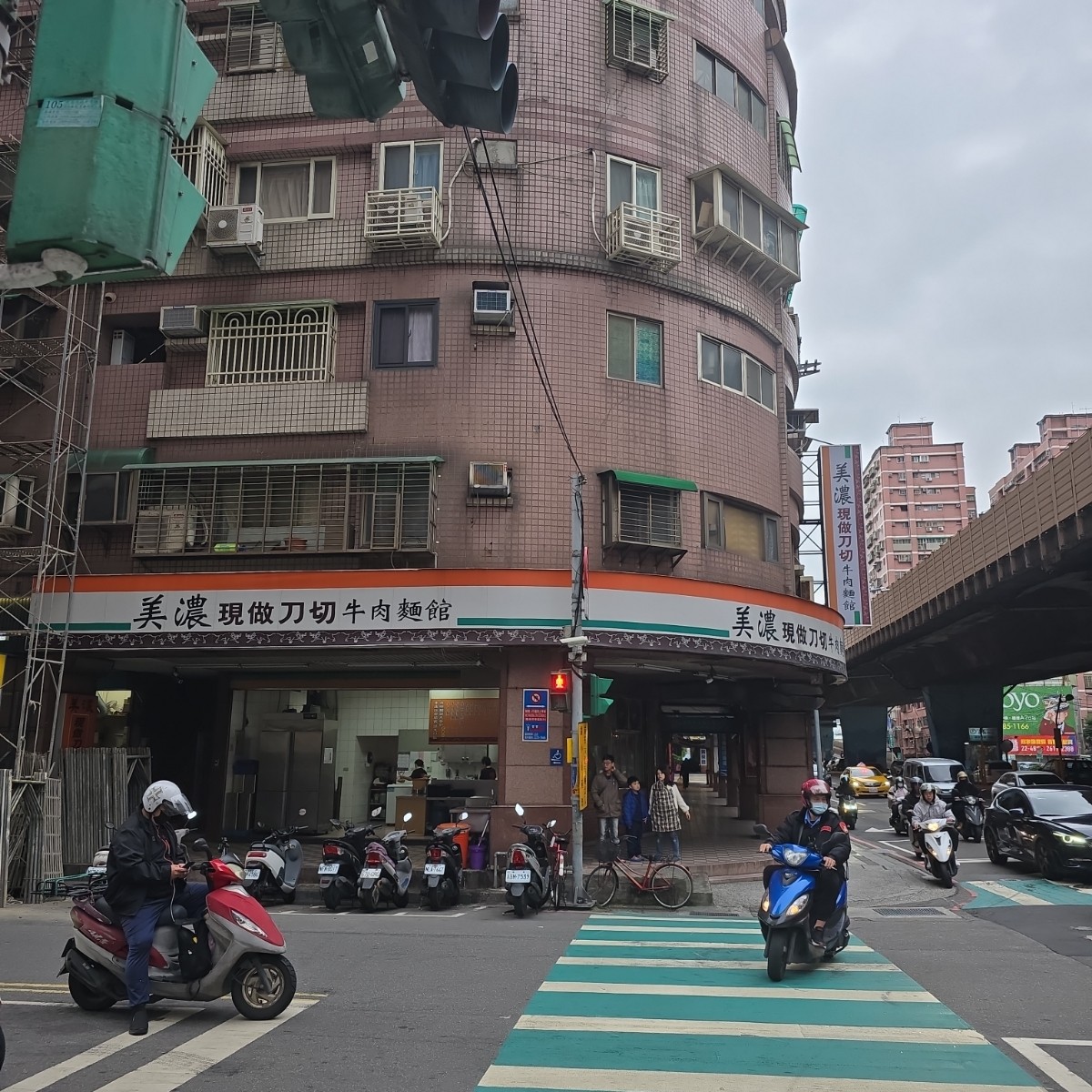 美濃現做刀切牛肉麵館 の雰囲気の写真：店家外觀 by永遠的新手 