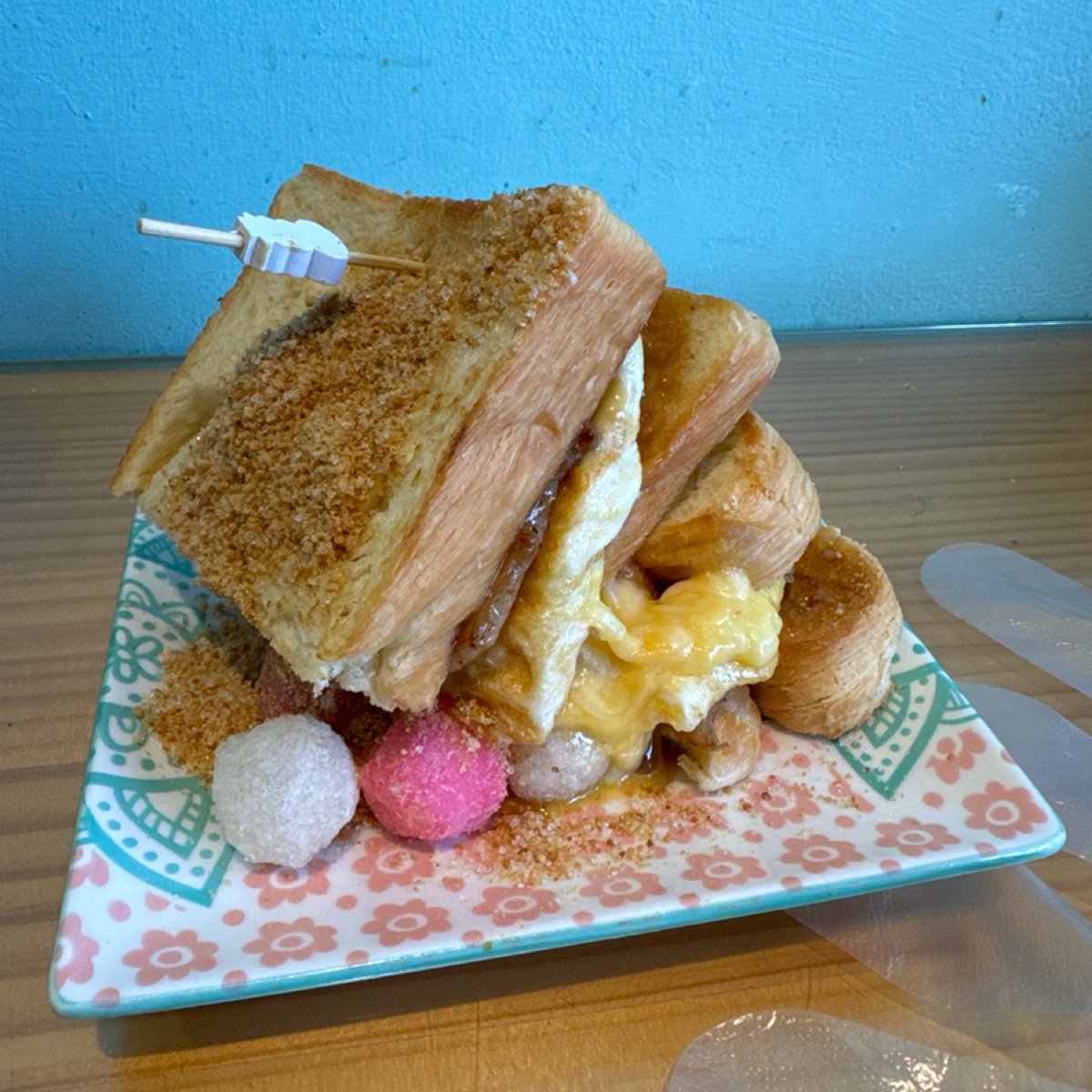 初 早餐吧 的餐點圖片：花生燒肉起士瀑布 95💰 由以樣 拍攝
