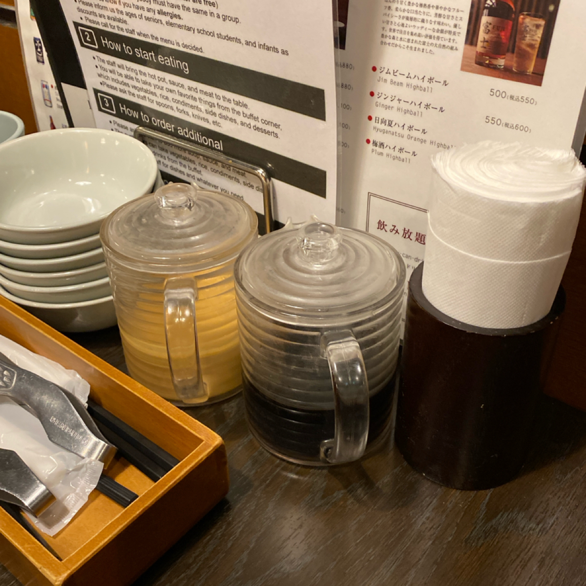 Vibe image of 鍋ぞう 池袋サンシャイン６０通り店: 還有胡麻醬跟其他醬料在桌邊 shot by 阿鈴s食