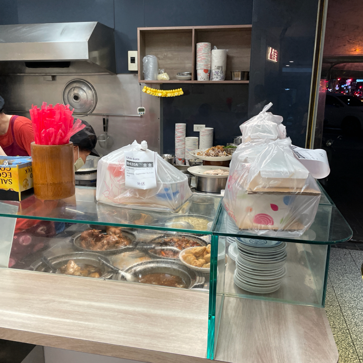 Vibe image of 鮮魚鱻蝦仁飯: 餐檯上有很多袋都等著外送 shot by 一刻又一嗑